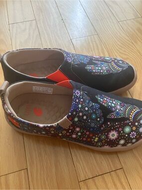 UIN Black Slip-On Sneakers with Multicolor Floral Mandala Print